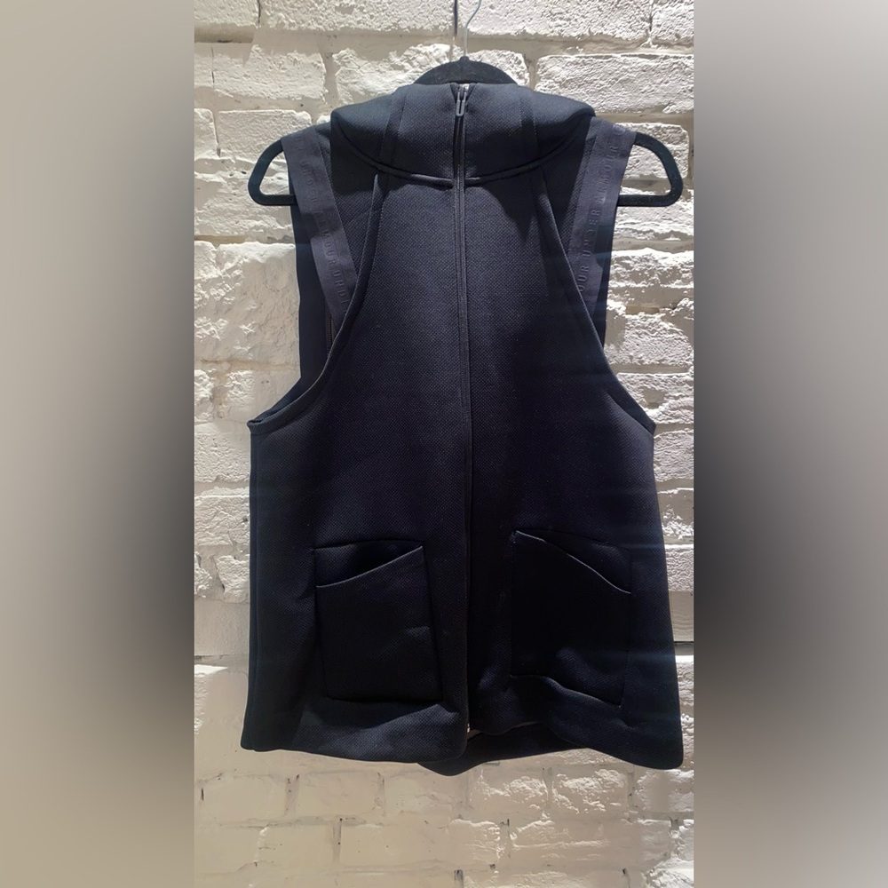 Women’s Under Armour Black Sleeveless Vest with Hood Medium NEW